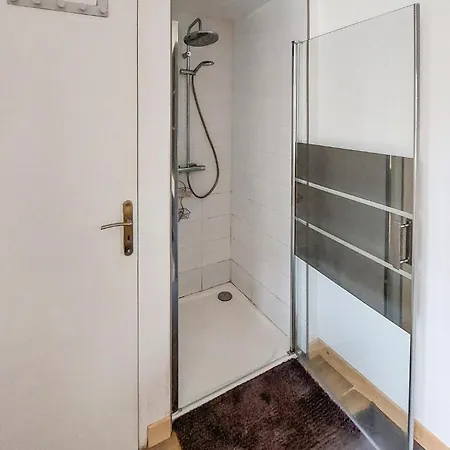 1 Bedroom Lovely In Saint-Évarzec